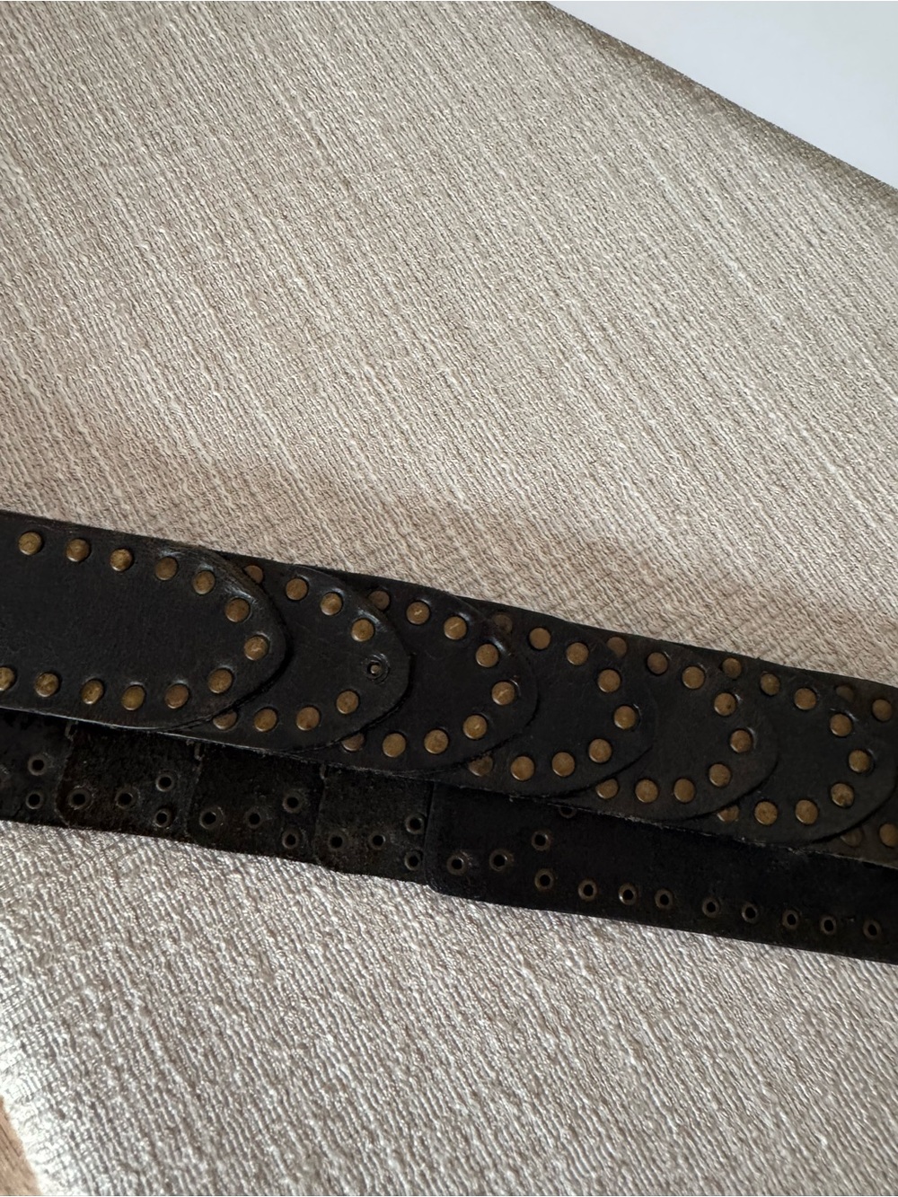 Y2K GUESS Leather Studded Belt Womens L Hammered Brass Disc Buckle Boho Western - Picture 13 of 15